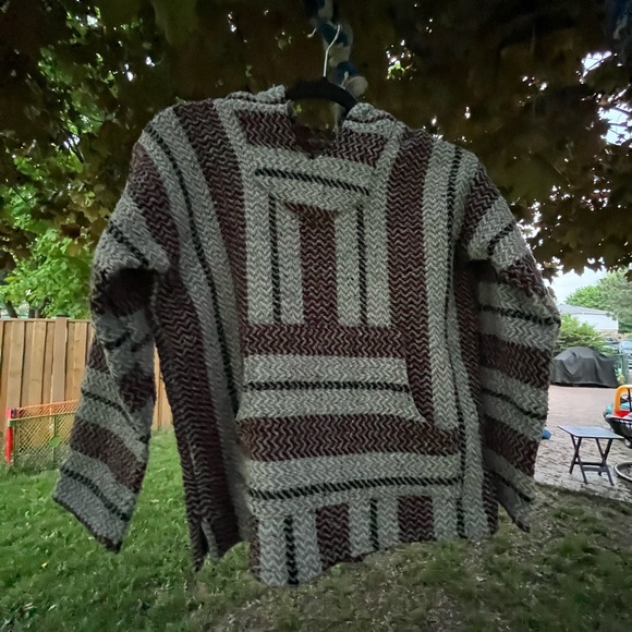 says XS but fits like a medium, sleeves are a little short - Picture 5 of 6